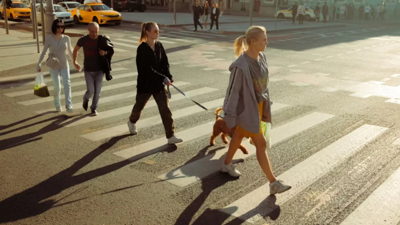 Behavioral scientists say that people who walk faster than average are more successful and smarter than slow walkers