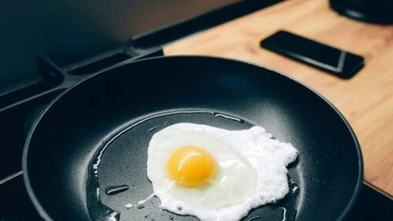 Forget traditional frying oils this Japanese chef’s trick makes eggs slide effortlessly from the pan