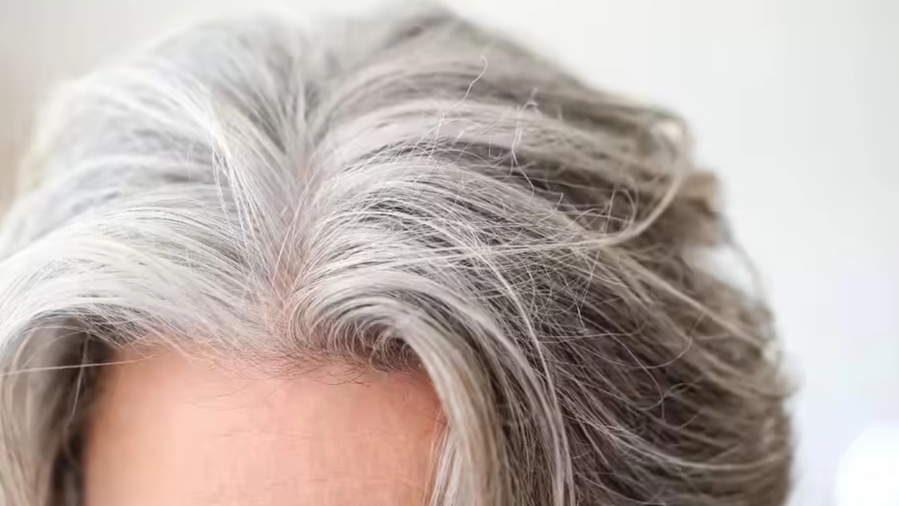 Goodbye to grey hair: the trick to add to your shampoo to revive and darken your mane
