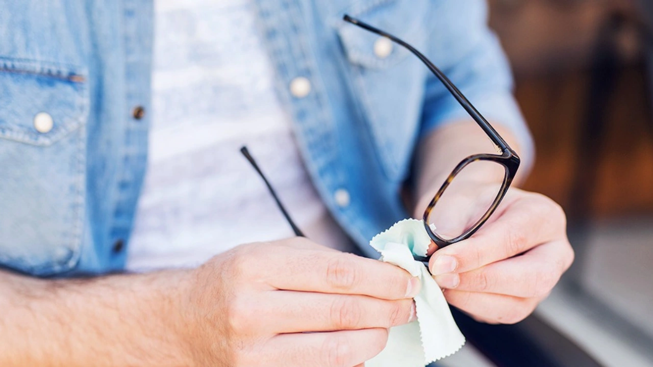 Neither Detergent Nor Alcohol: The Right Way To Clean Glasses Lenses Without Scratching Them