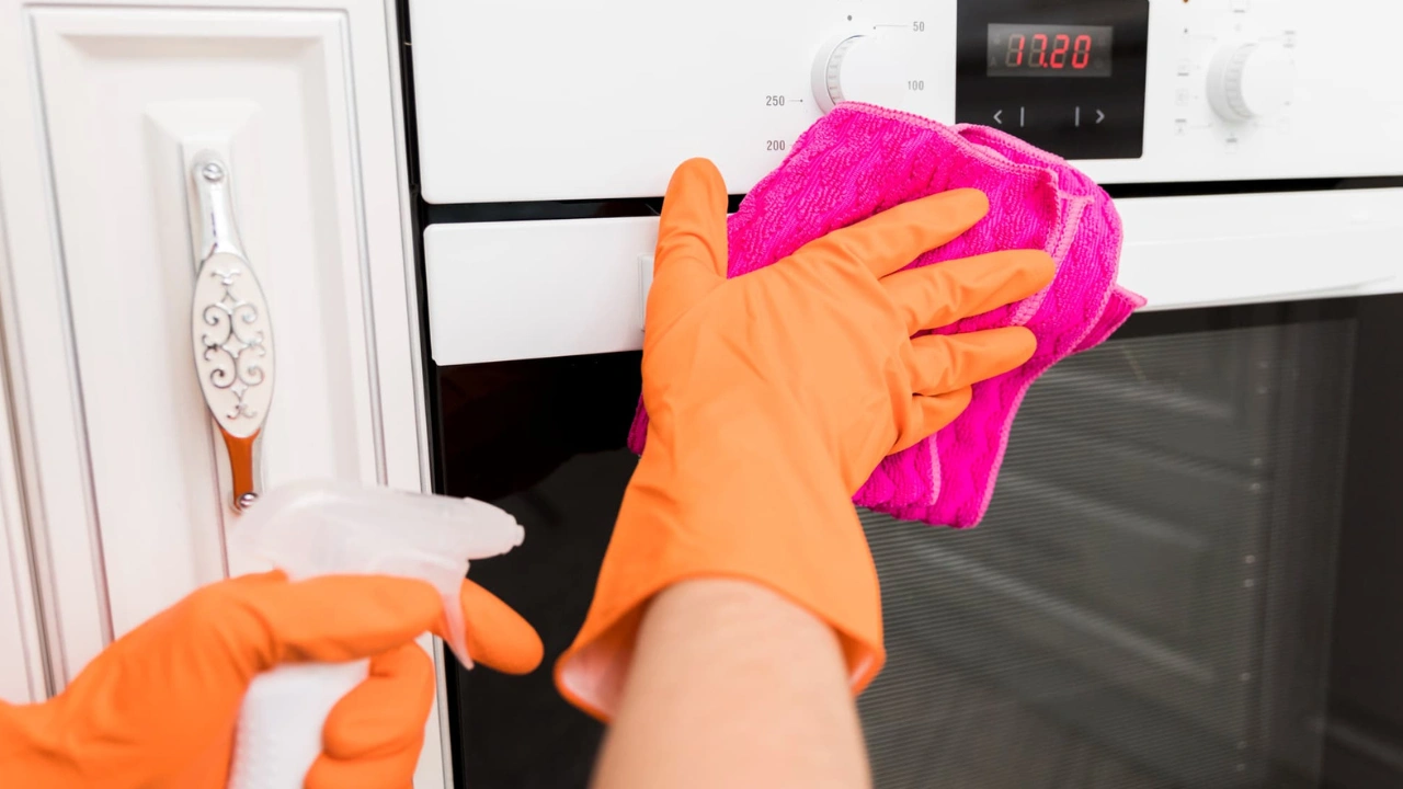 This steam-clean oven trick melts away built-up grease and grime with zero scrubbing: here are the simple steps that make it work